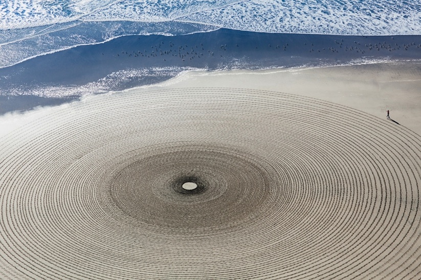 Beach_Art_Awesome_Temporary_Large_Scale_Drawings_on_Sand_by_Jim_Denevan_2016_05