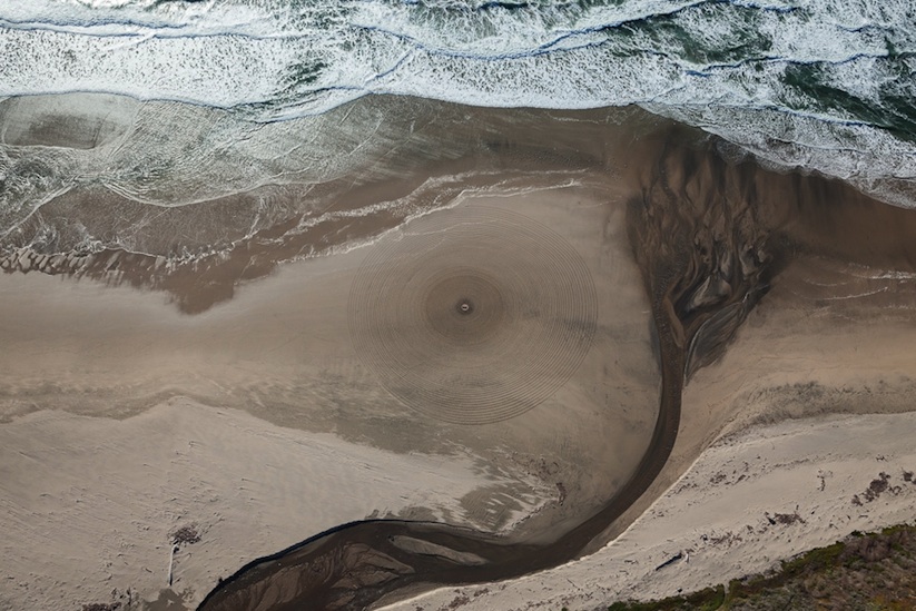 Beach_Art_Awesome_Temporary_Large_Scale_Drawings_on_Sand_by_Jim_Denevan_2016_07