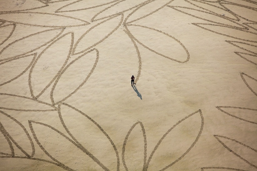 Beach_Art_Awesome_Temporary_Large_Scale_Drawings_on_Sand_by_Jim_Denevan_2016_13