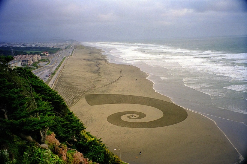 Beach_Art_Awesome_Temporary_Large_Scale_Drawings_on_Sand_by_Jim_Denevan_2016_15