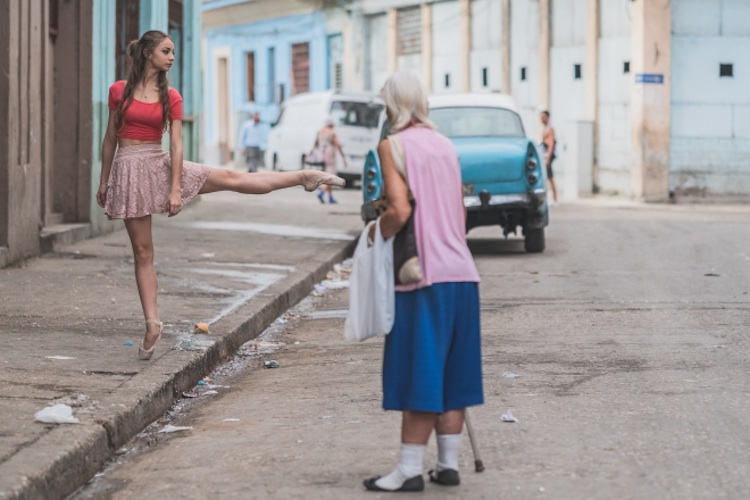 Cuba_the_Ballet_Dancers_in_the_Streets_of_Cuba_Captured_by_Omar_Robles_2016_11