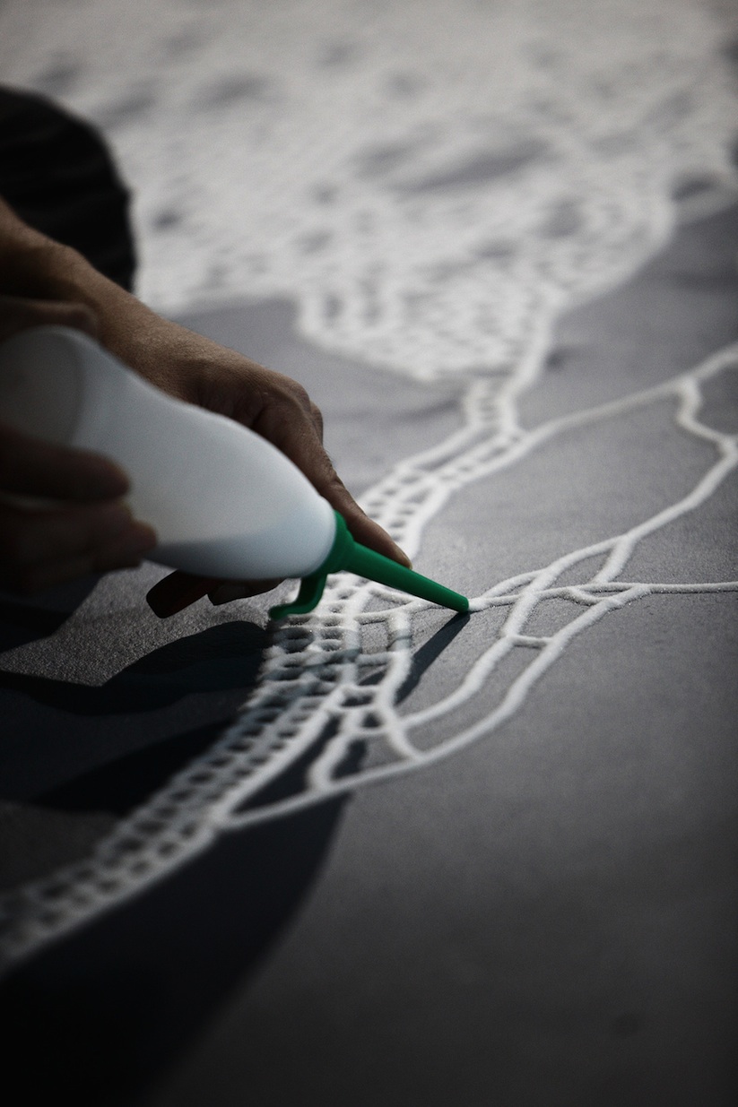 Massive_Drawings_of_Labyrinths_made_with_Salt_by_Motoi_Yamamoto_2016_03