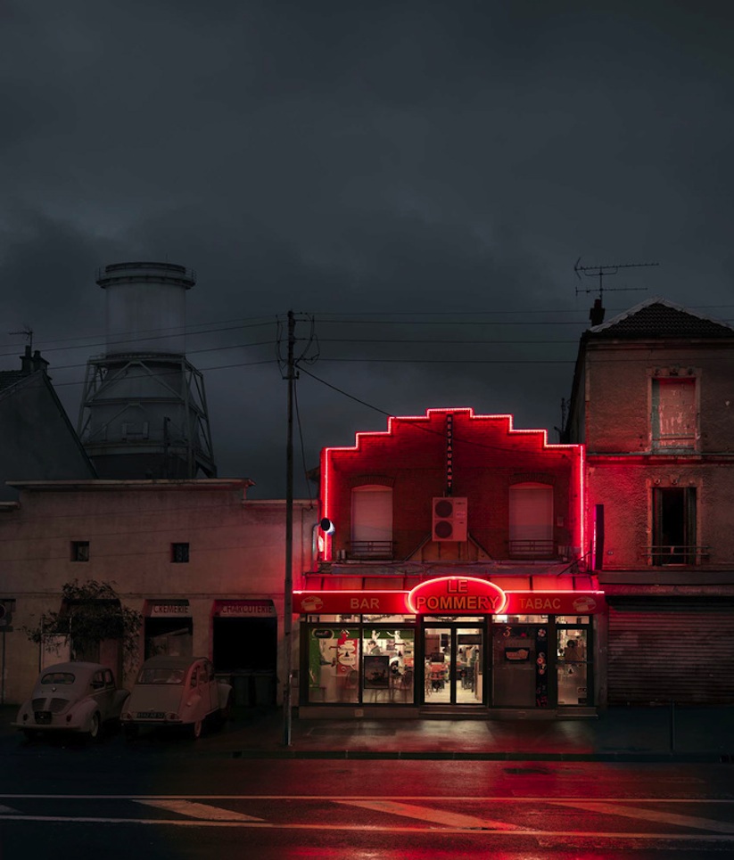 Red_Light_Lost_Parisian_Cafes_Captured_in_Rainy_Nights_by_Blaise_Arnold_2016_04