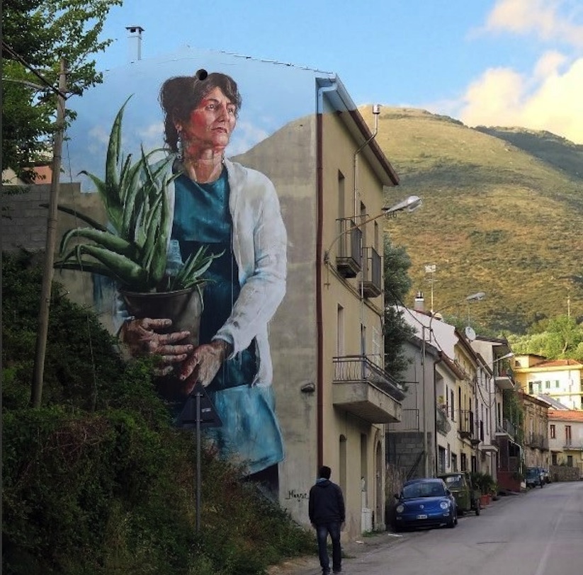 Woman_with_Aloe_Vera_Plant_Street_Artist_Fintan_Magee_2016_04