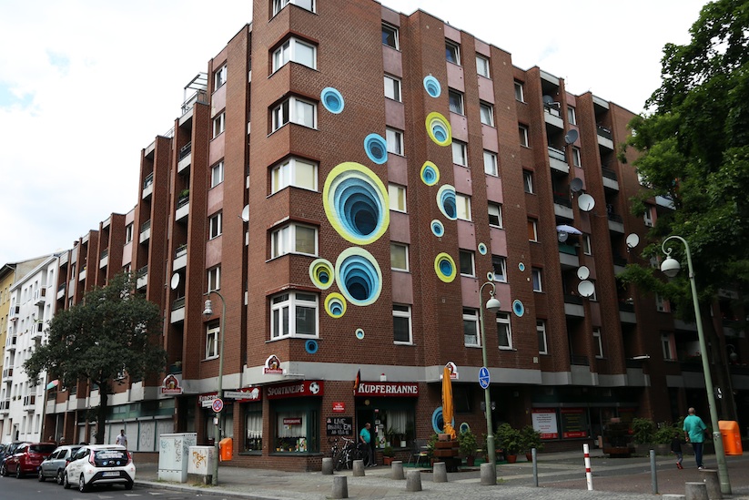 Impressive_Optical_Illusion_Mural_by_Streetartist_1010_in_Berlin_2016_01
