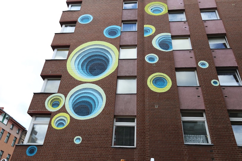 Impressive_Optical_Illusion_Mural_by_Streetartist_1010_in_Berlin_2016_03