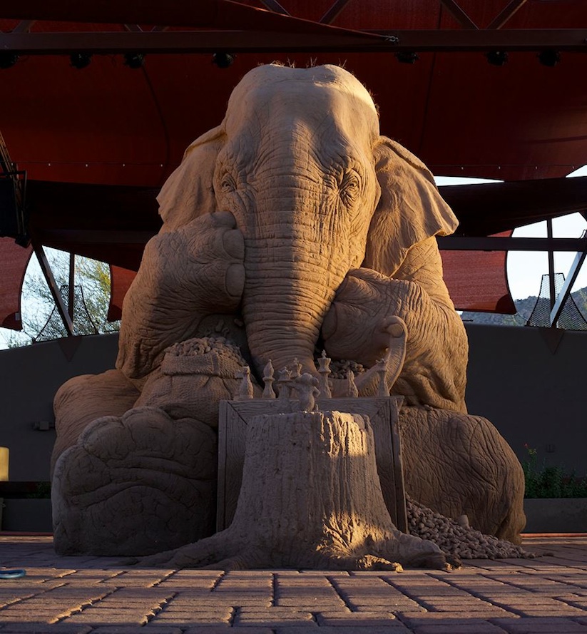 Impressive_Sand_Sculpture_Of_A_Life_Size_Elephant_Playing_Chess_With_A_Mouse_2016_01
