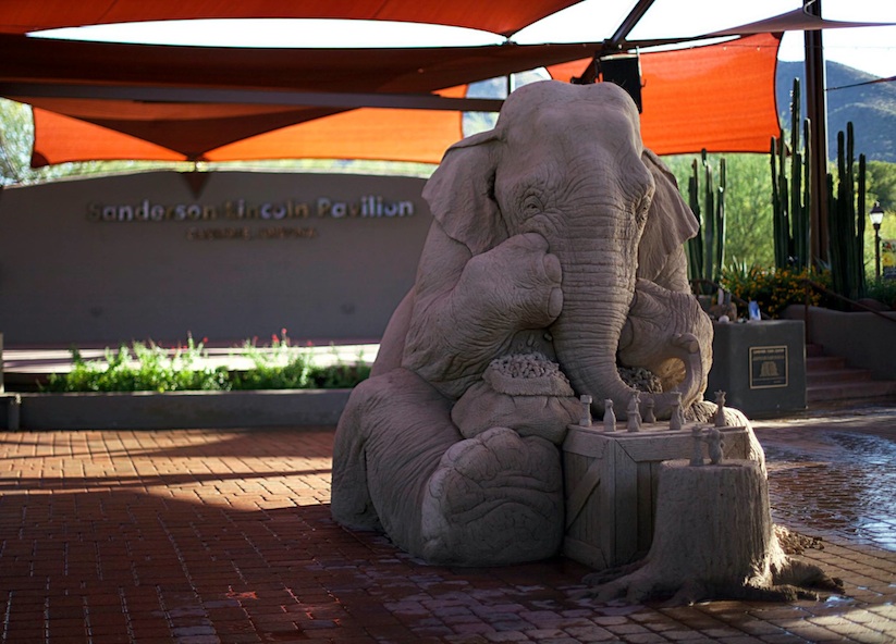 Impressive_Sand_Sculpture_Of_A_Life_Size_Elephant_Playing_Chess_With_A_Mouse_2016_02