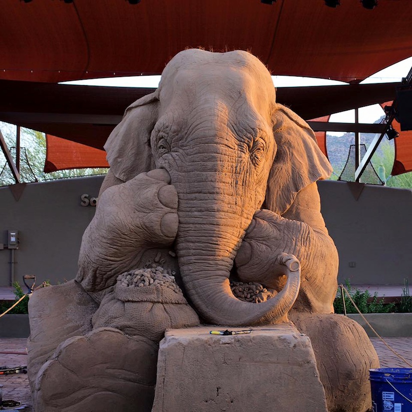Impressive_Sand_Sculpture_Of_A_Life_Size_Elephant_Playing_Chess_With_A_Mouse_2016_05