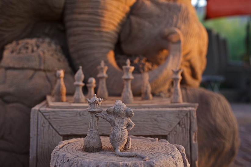 Impressive_Sand_Sculpture_Of_A_Life_Size_Elephant_Playing_Chess_With_A_Mouse_2016_11