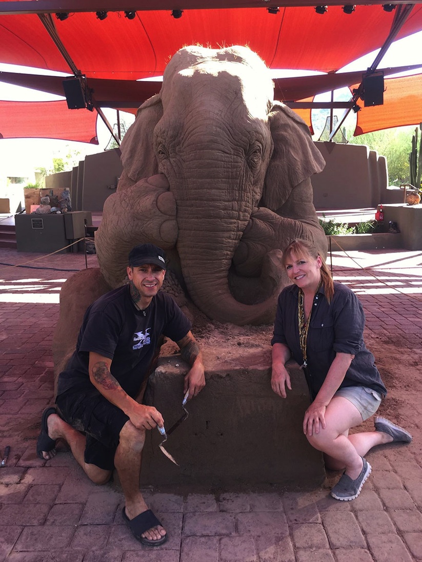 Impressive_Sand_Sculpture_Of_A_Life_Size_Elephant_Playing_Chess_With_A_Mouse_2016_13