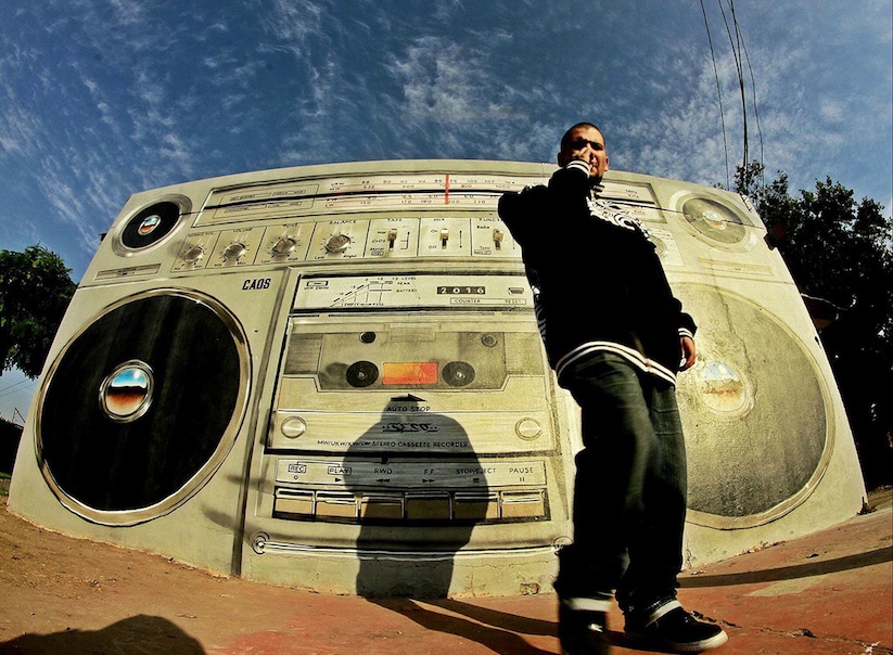 Large_Scale_Hyperrealistic_Boombox_Mural_by_Street_Artist_Seco_Sanchez_in_La_Calera_Chile_2016_01