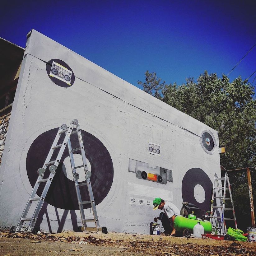 Large_Scale_Hyperrealistic_Boombox_Mural_by_Street_Artist_Seco_Sanchez_in_La_Calera_Chile_2016_04