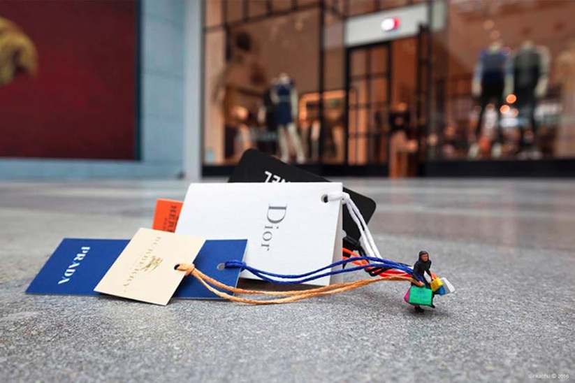 Little_People_Project_Miniature_Installations_in_the_Streets_of_Dubai_by_Slinkachu_2016_14
