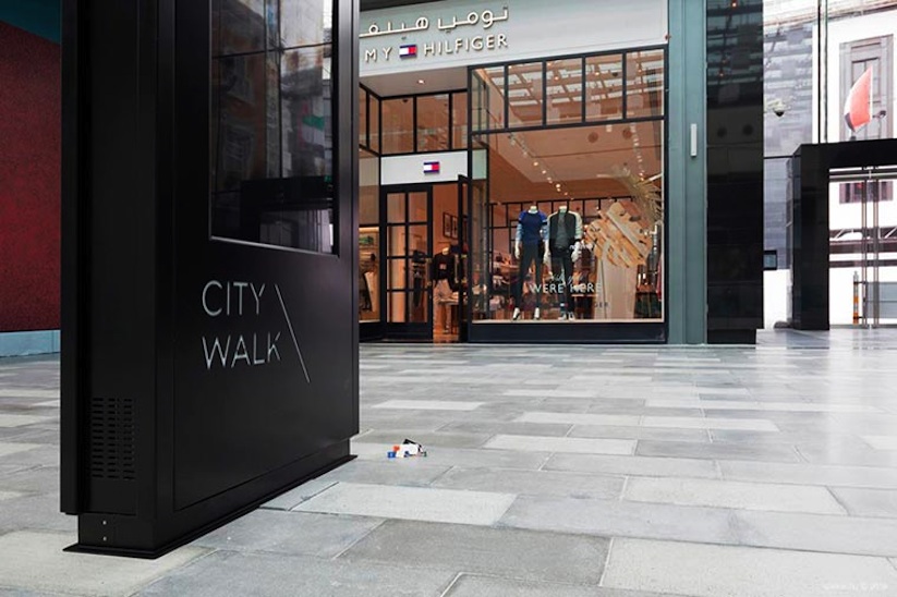 Little_People_Project_Miniature_Installations_in_the_Streets_of_Dubai_by_Slinkachu_2016_15