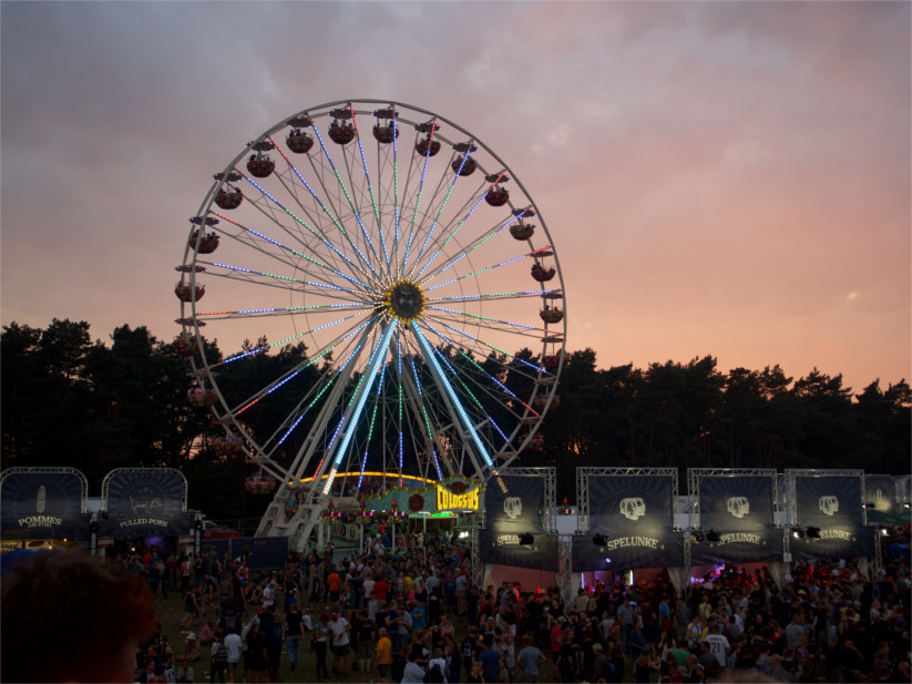 Das Riesenrad bei Sonnenuntergang.