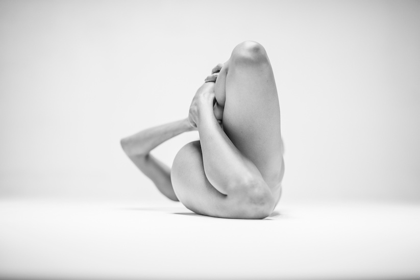 Vexconcav_Monochromatic_Sculptural_View_of_the_Human_Body_by_Lovis_Ostenrik_2016_01