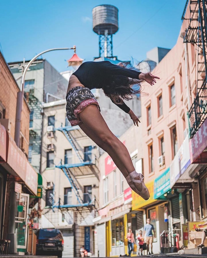 Amazing_Pictures_of_Ballerinas_Dancing_In_The_Streets_of_NYC_by_Omar_Z_Robles_2016_10