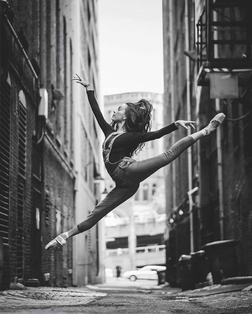 Amazing_Pictures_of_Ballerinas_Dancing_In_The_Streets_of_NYC_by_Omar_Z_Robles_2016_14