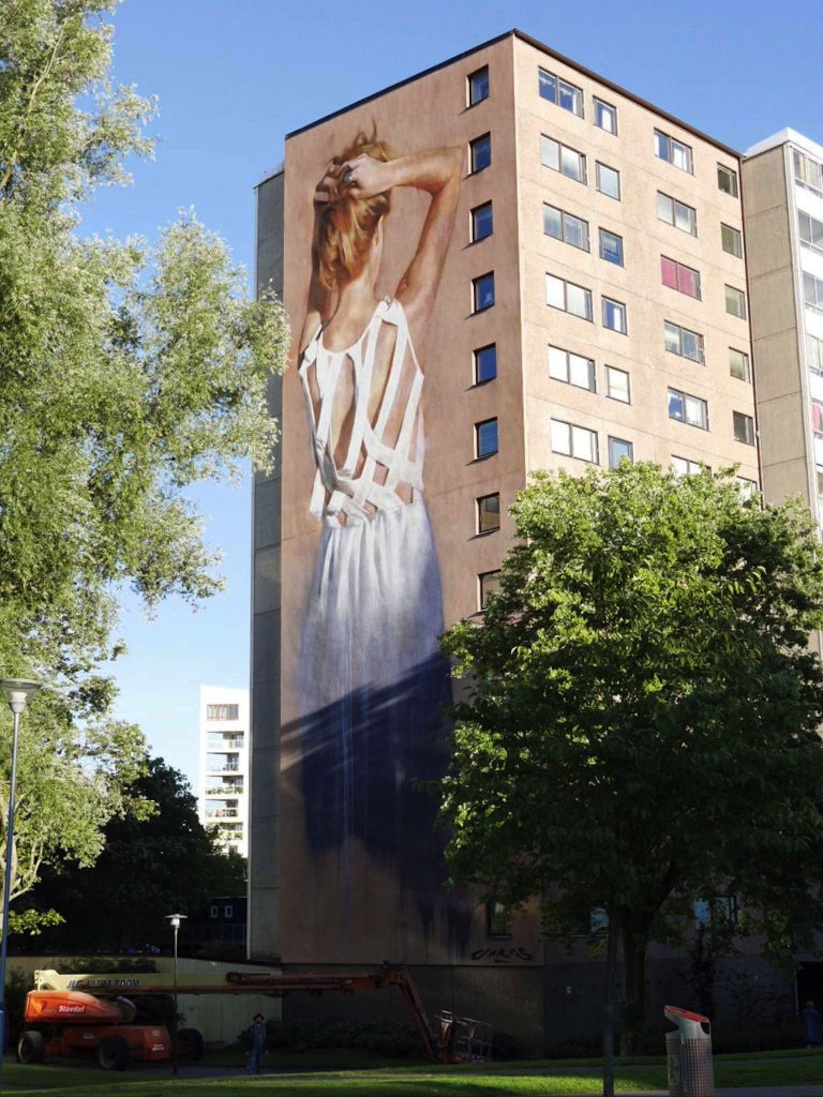 Hyperrealistic_Mural_by_Street_Artist_Young_Jarus_in_Gothenburg_Sweden_2016_02