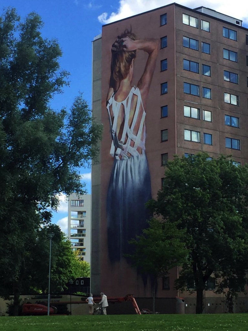 Hyperrealistic_Mural_by_Street_Artist_Young_Jarus_in_Gothenburg_Sweden_2016_05