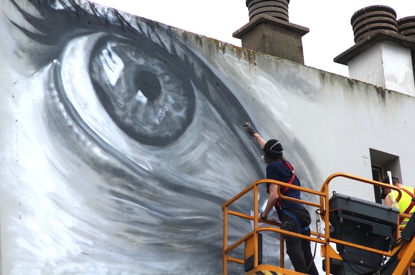 Impressive_Portrait_Mural_by_Street_Artist_David_Walker_in_Boulogne_Sur_Mer_France_2016_04