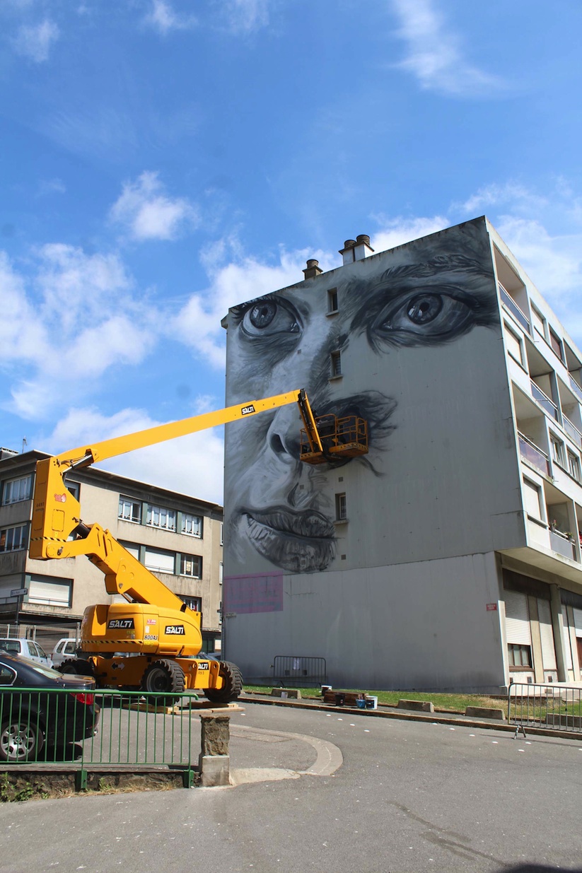 Impressive_Portrait_Mural_by_Street_Artist_David_Walker_in_Boulogne_Sur_Mer_France_2016_08