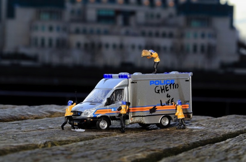 Roys_People_Miniature_Installations_in_the_Streets_of_London_2016_15
