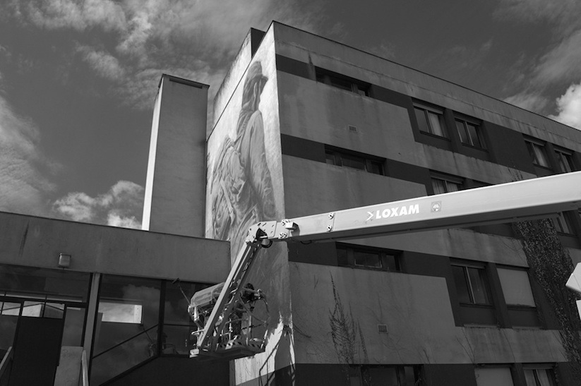 The_Migrant_and_the_Liberty_Mural_by_Alaniz_in_Lurcy_Levis_France_2016_09