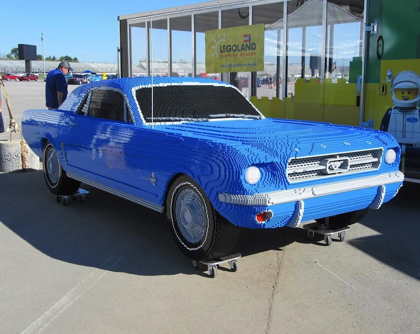 brick_pony_ford_mustang_built_out_of_lego_bricks_2016_02