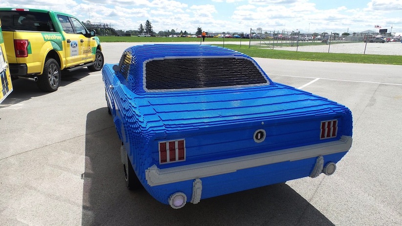 brick_pony_ford_mustang_built_out_of_lego_bricks_2016_04