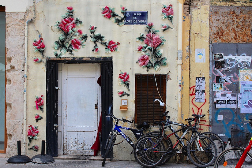 exquisite_floral_cross_stitch_street_installations_in_madrid_by_raquel_rodrigo_2016_06
