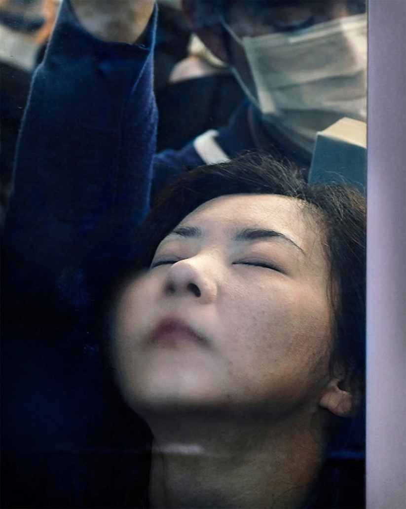 tokyo_compression_the_everyday_rush_hour_in_tokyos_packed_subway_cars_2016_07