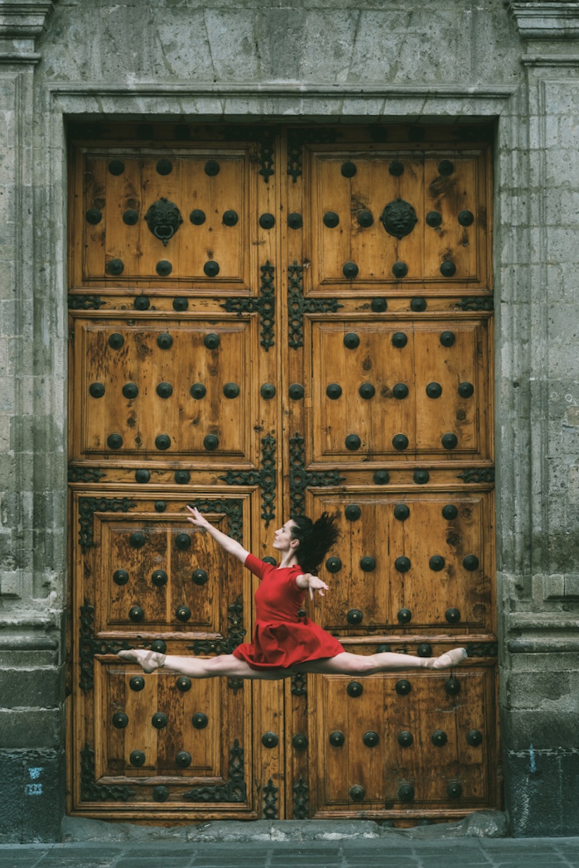 ballet_dancers_in_the_streets_of_mexico_city_captured_by_omar_robles_2016_01