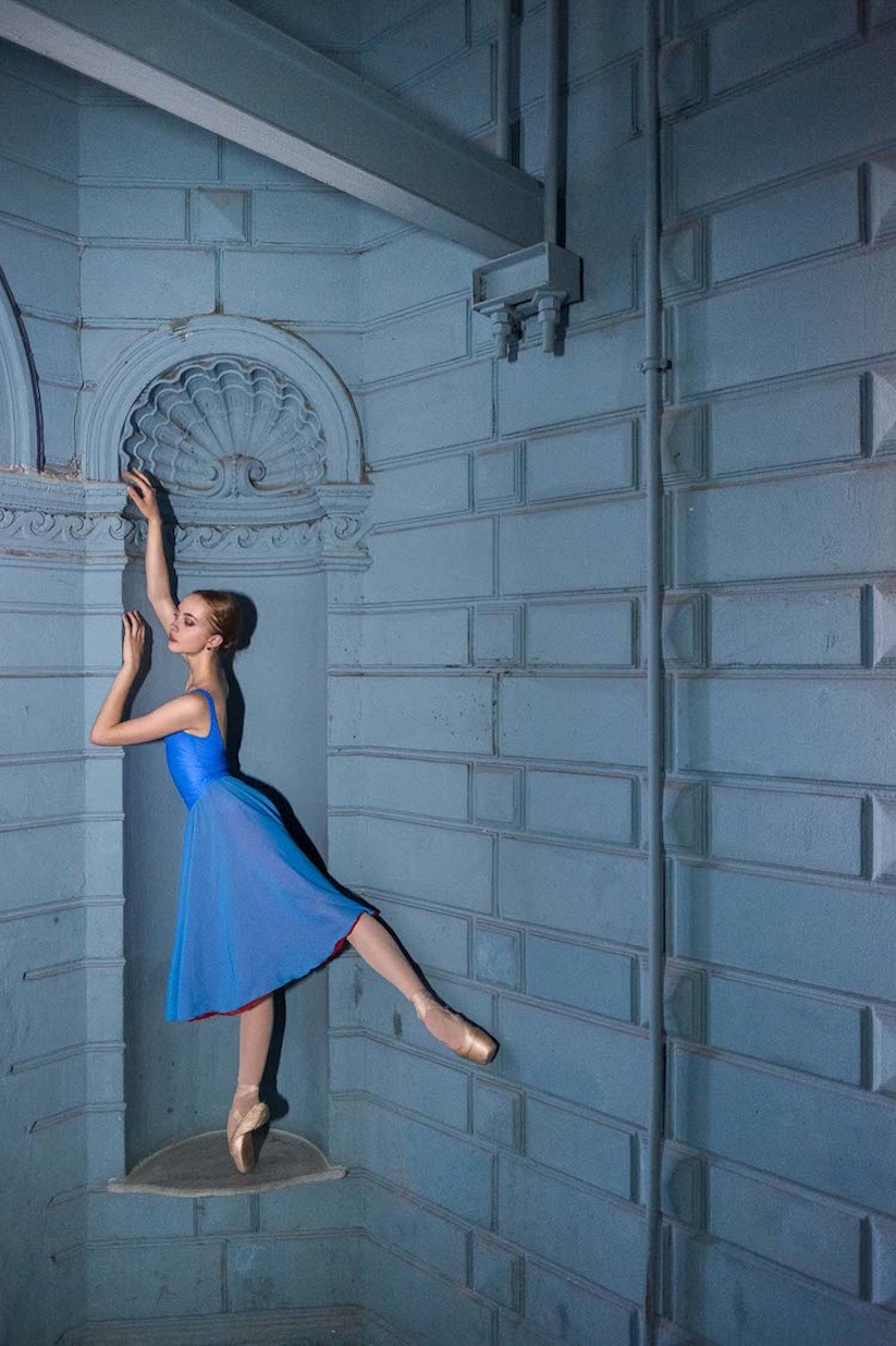 ballet_house_tales_st_petersburgs_architecture_ballet_dancers_captured_by_darian_volkova_2016_08