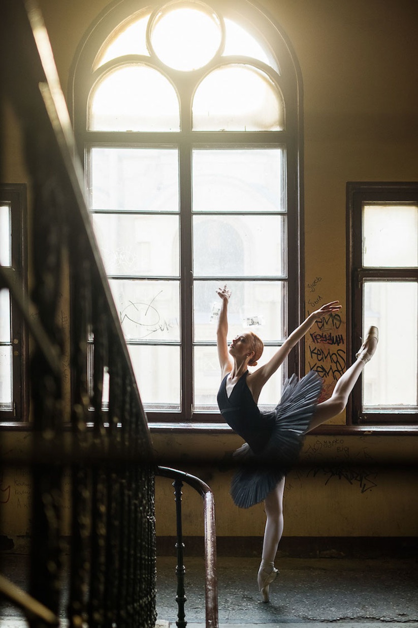 ballet_house_tales_st_petersburgs_architecture_ballet_dancers_captured_by_darian_volkova_2016_10