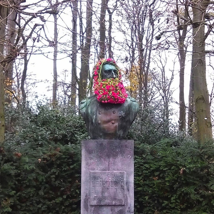 fleurissements_guerrilla_flower_installations_by_geoffroy_mottart_at_public_monuments_in_brussels_2016_02