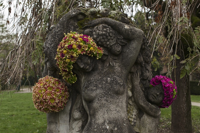 fleurissements_guerrilla_flower_installations_by_geoffroy_mottart_at_public_monuments_in_brussels_2016_05