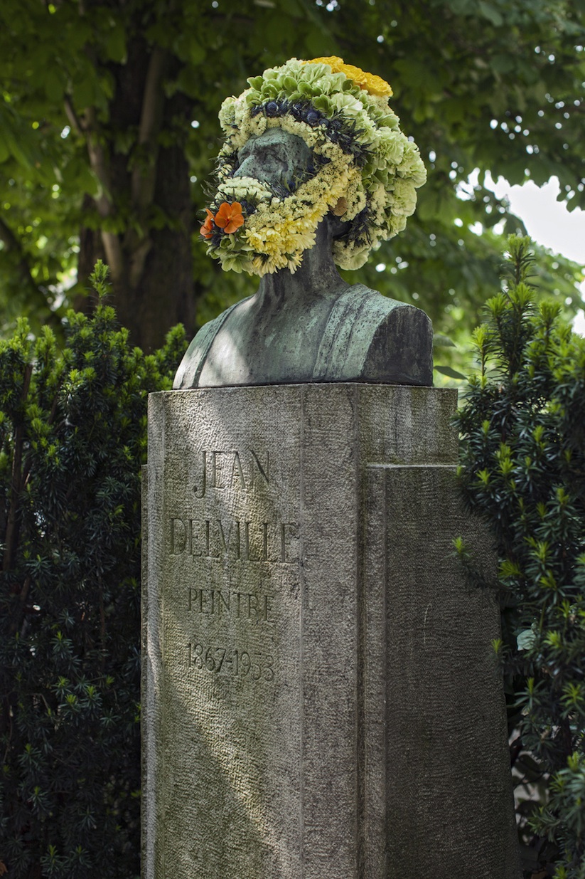 fleurissements_guerrilla_flower_installations_by_geoffroy_mottart_at_public_monuments_in_brussels_2016_06