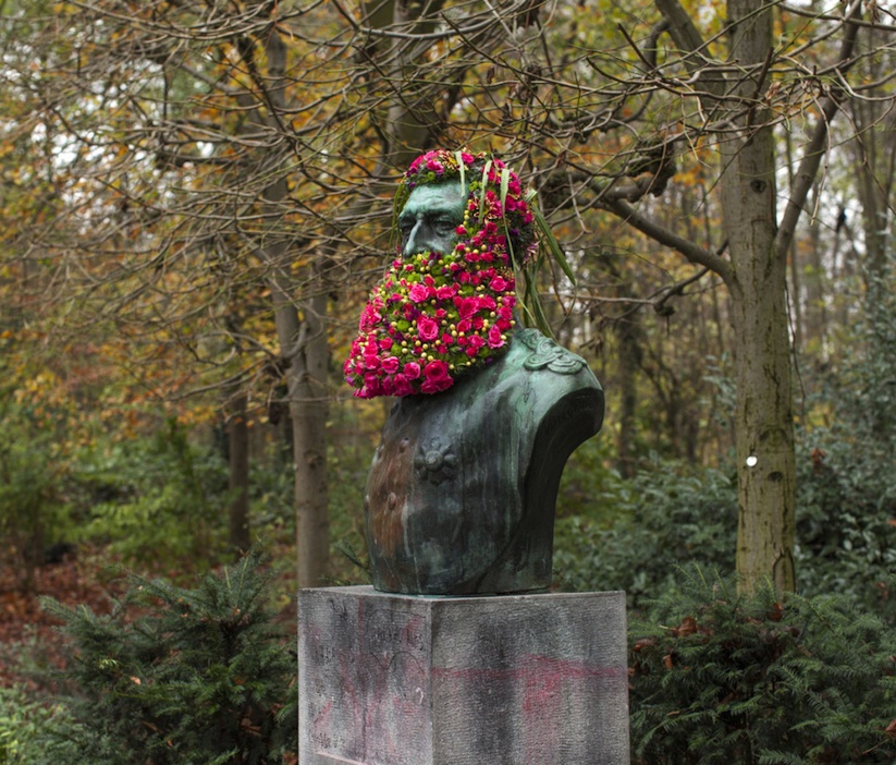 fleurissements_guerrilla_flower_installations_by_geoffroy_mottart_at_public_monuments_in_brussels_2016_07