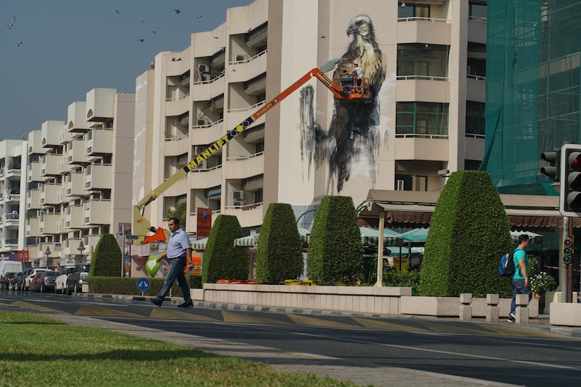 majestic_emirati_falcon_mural_by_hua_tunan_in_dubai_uae_2016_03