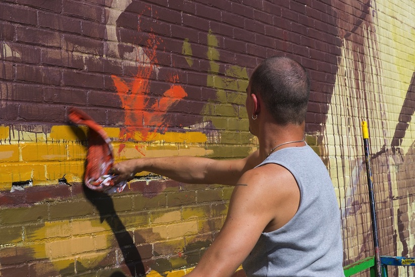 show_mural_by_street_artist_borondo_in_jacksonville_florida_2016_04
