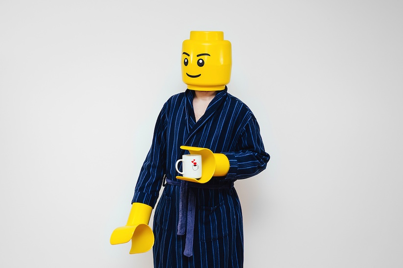 lego_daily_project_lego_invaded_the_daily_life_of_artist_michal_kulesza_2016_11
