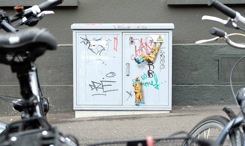 the_secret_and_funny_life_of_city_workers_by_belgian_street_artist_jaune_2017_02