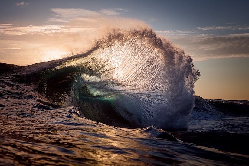 Monumental_Waves_Crashing_in_Australia_Captured_by_Warren_Keelan_2017_01