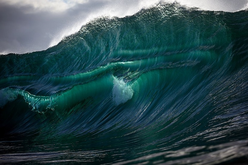 Monumental_Waves_Crashing_in_Australia_Captured_by_Warren_Keelan_2017_06