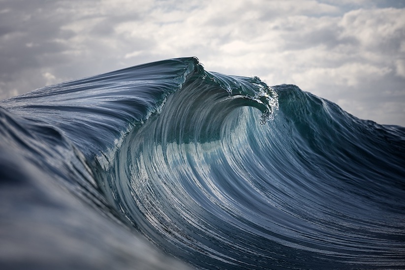 Monumental_Waves_Crashing_in_Australia_Captured_by_Warren_Keelan_2017_09