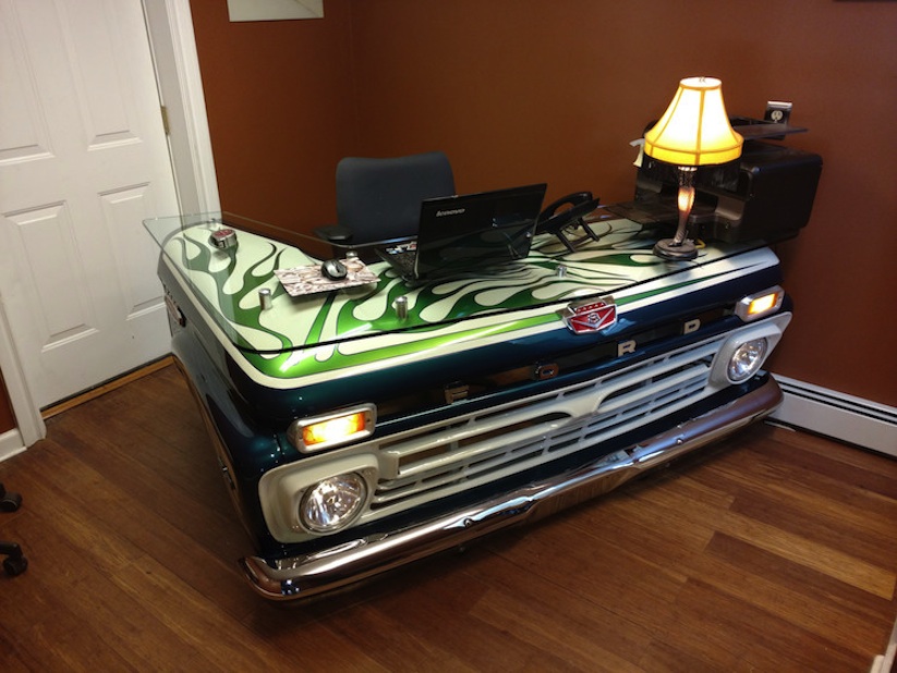 Jesse_Barratt_Made_an_Awesome_Creative_Desk_out_of_a_Discarded_Old_Pickup_Truck_2017_01