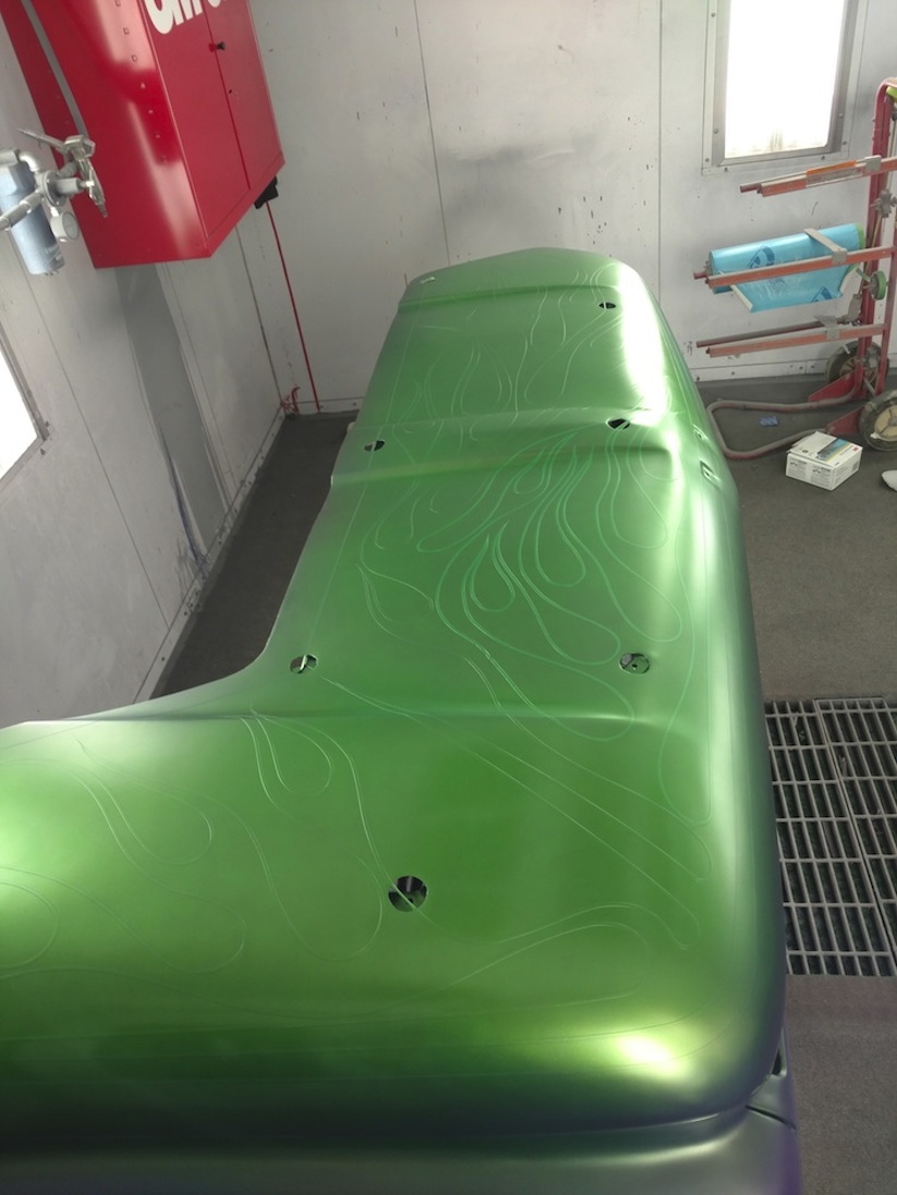 Jesse_Barratt_Made_an_Awesome_Creative_Desk_out_of_a_Discarded_Old_Pickup_Truck_2017_07
