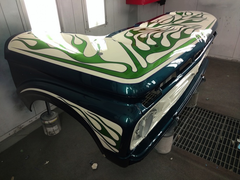 Jesse_Barratt_Made_an_Awesome_Creative_Desk_out_of_a_Discarded_Old_Pickup_Truck_2017_09